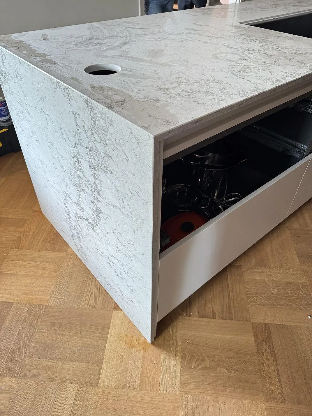 Närbild av gavel och bänkskiva i polerad Caesarstone Moorland Fog, ljus kvartskomposit med grå ådring, monterad i Malmö.