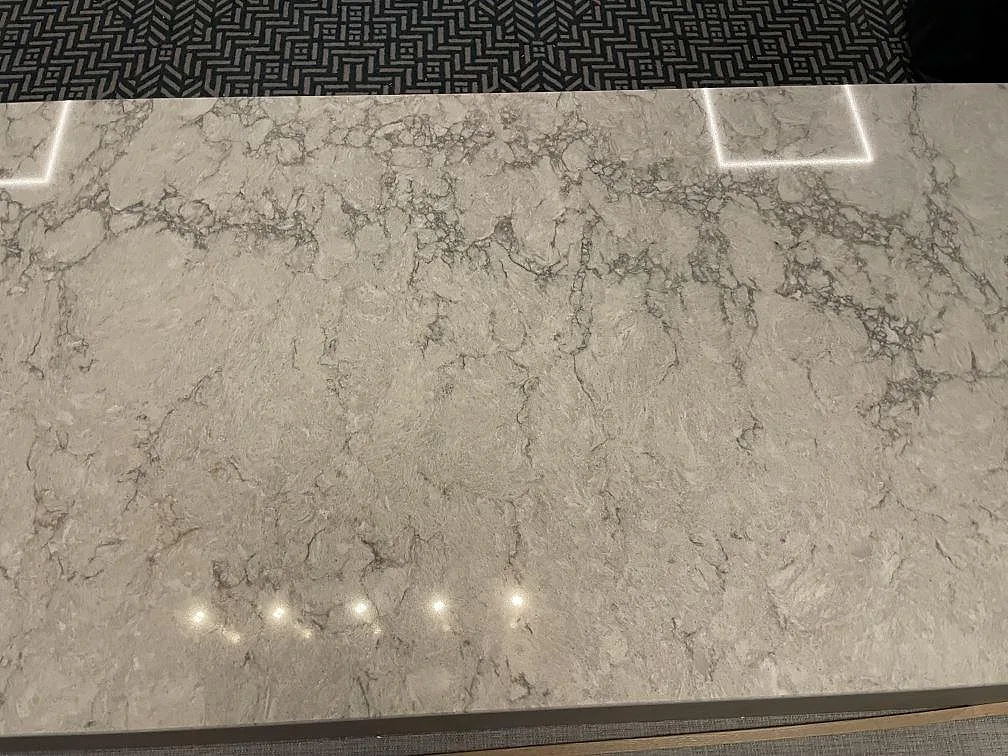 Detalj av ådringen i polerad Caesarstone Moorland Fog komposit på en disk i Solna.
