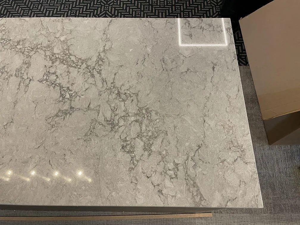 Hörn av bänkskiva i Caesarstone Moorland Fog med urtag i ljusgrå polerad komposit, Solna.
