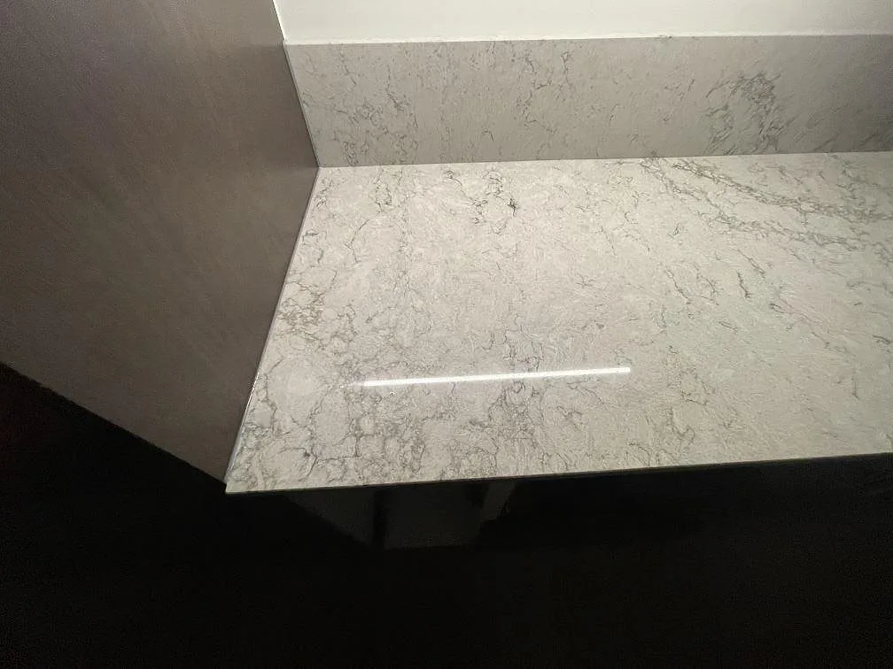 Ytdetalj av den mjuka grå ådringen i polerad Caesarstone Moorland Fog köksbänkskiva i ett kök i Tyresö.