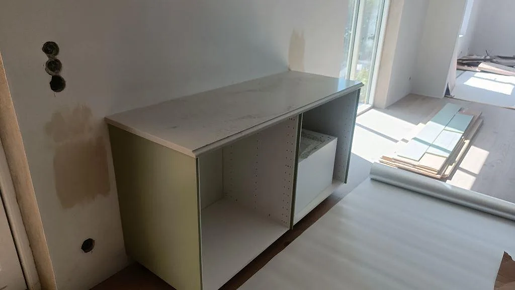 Rak del av Caesarstone Noble Grey bänkskiva i polerad komposit monterad på köksstommar under renovering i Ekeby.