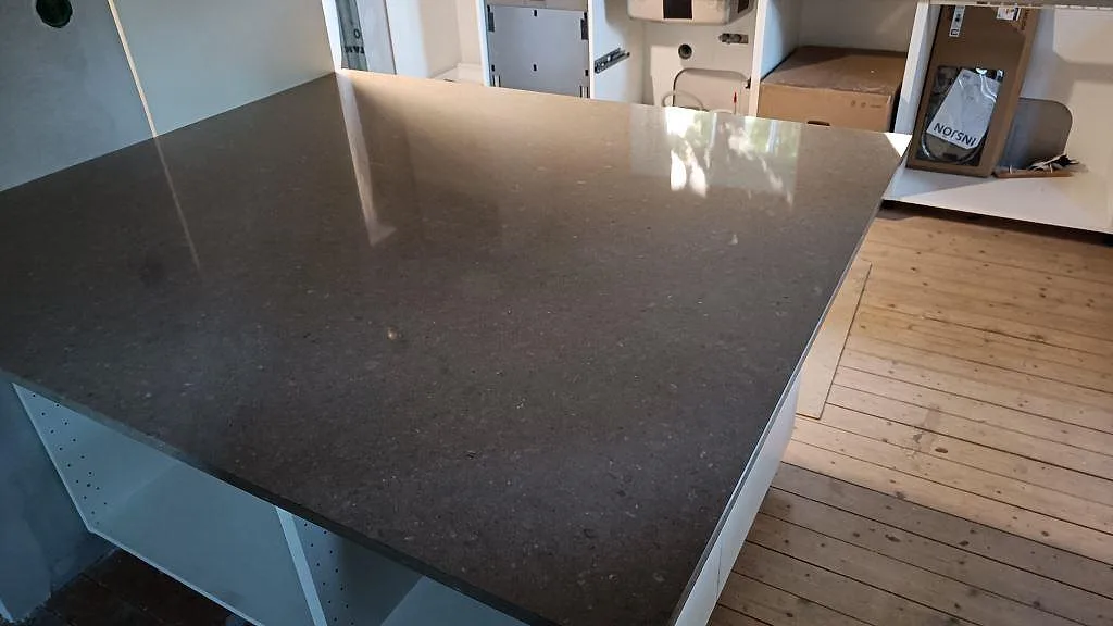 Närbild på den polerade köksöskivan i Caesarstone Shitake med fin spräcklighet och öppna köksstommar i Västra Frölunda.