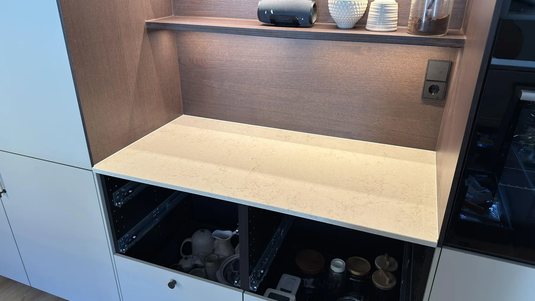 Bänkskiva i Caesarstone Taj Royale 5212 över öppna köksstommar i ett kök under montering i Norrköping.