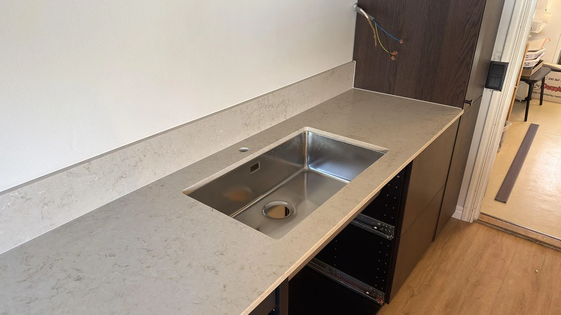 Underlimmad rostfri diskho i beige köksbänkskiva av Caesarstone Taj Royale 5212 i Norrköping.