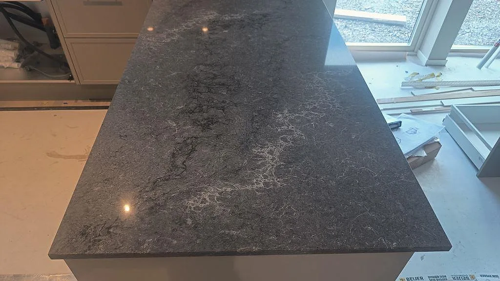 Topvy över peninsula i Caesarstone Turbine Grey, polerad komposit, med markerad mörk och ljus ådring i Alingsås.