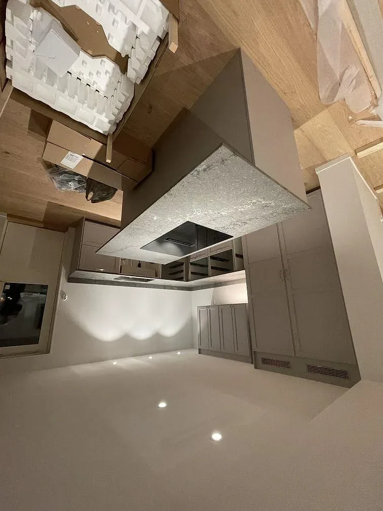 Köket med köksö i Caesarstone Turbine Grey och induktionshäll under montering i Västra Frölunda.