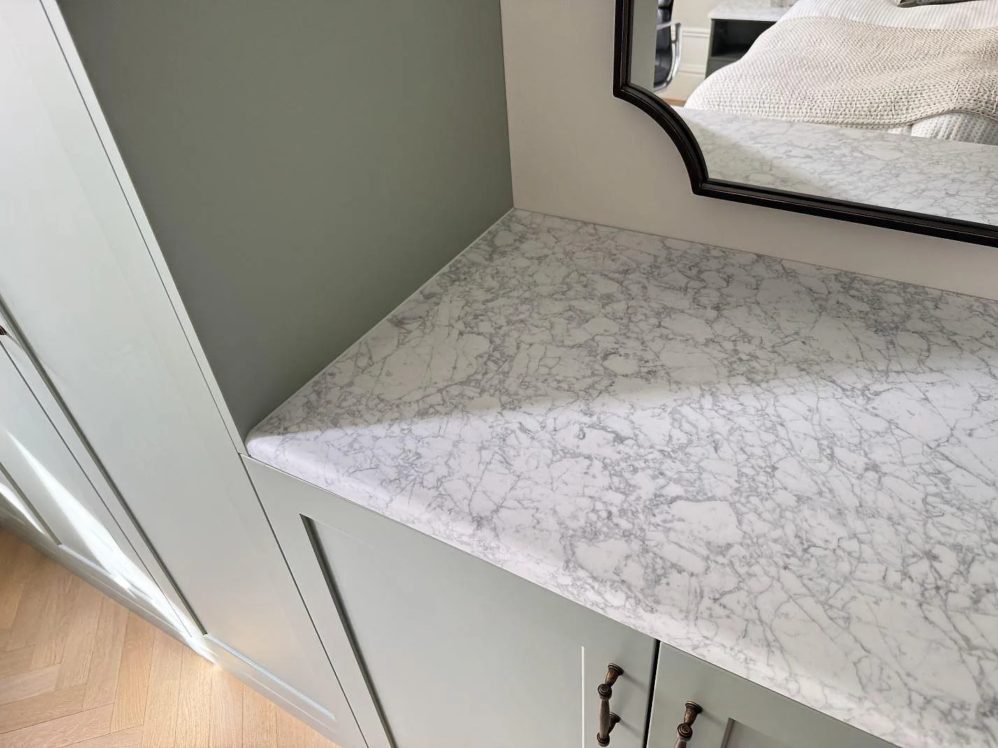 Marmorbänkskiva i Carrara C, matt 30 mm, på grön platsbyggd inredning med spegel i Göteborg.