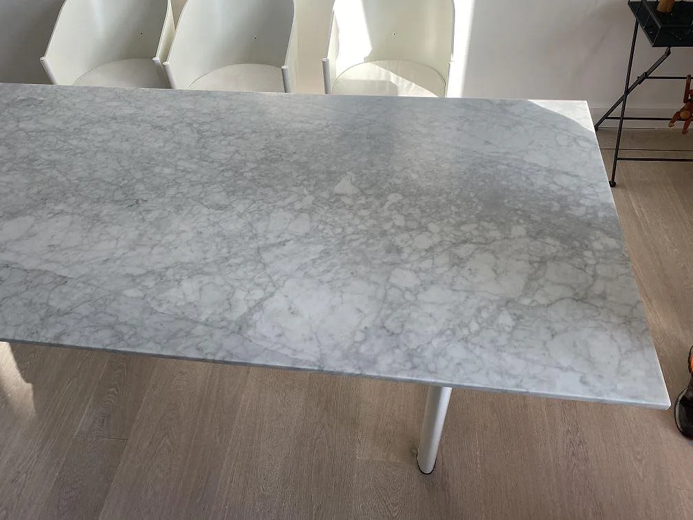 Närbild på 20 mm matt Carrara C marmor som bordsskiva med ljusgrå ådring i Köbenhavn.