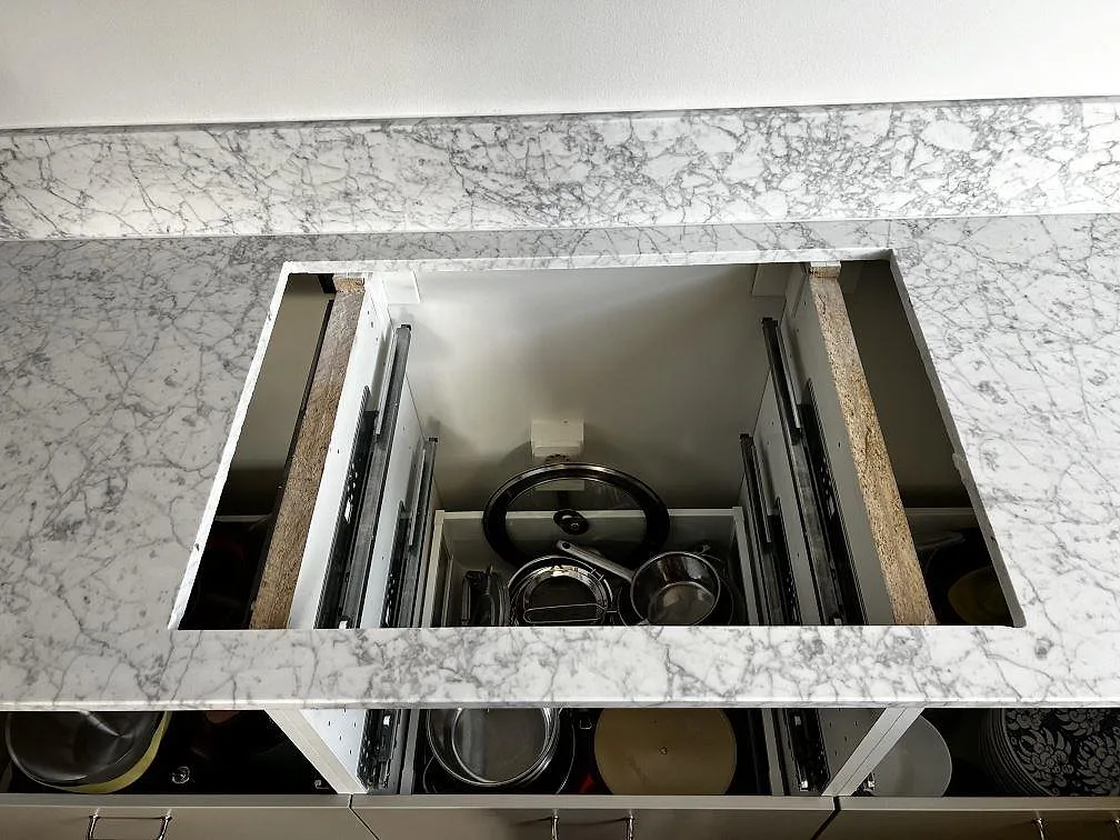 Rektangulärt hälluttag och grå ådring i en köksbänkskiva av matt Carrara C marmor i Malmö.