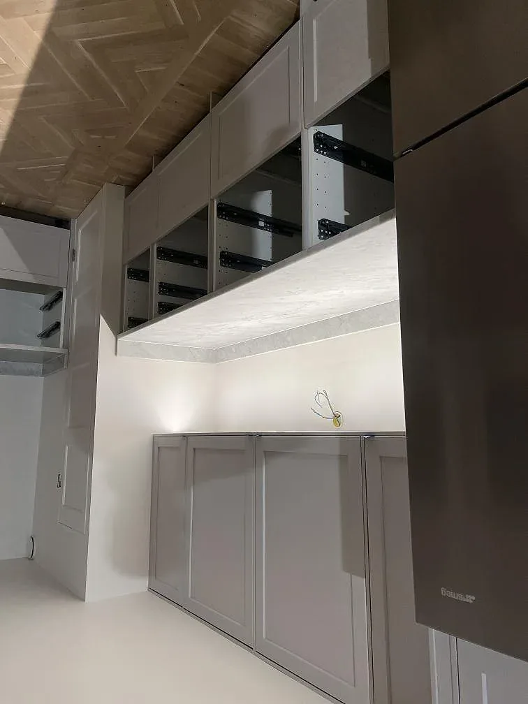 Sidovy av installerad köksbänkskiva i matt Carrara C marmor längs öppna köksstommar under montering i Österskär.