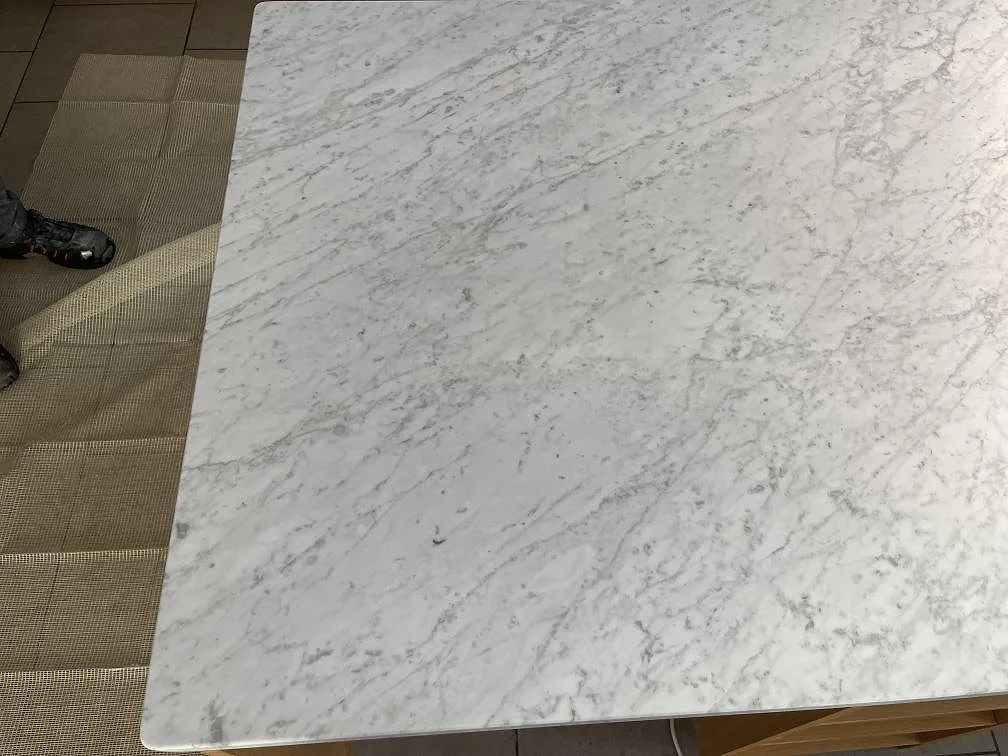 Köksbänkskiva i vit Carrara C-marmor sedd ovanifrån med tydlig grå marmorådring i ett kök i Spånga.