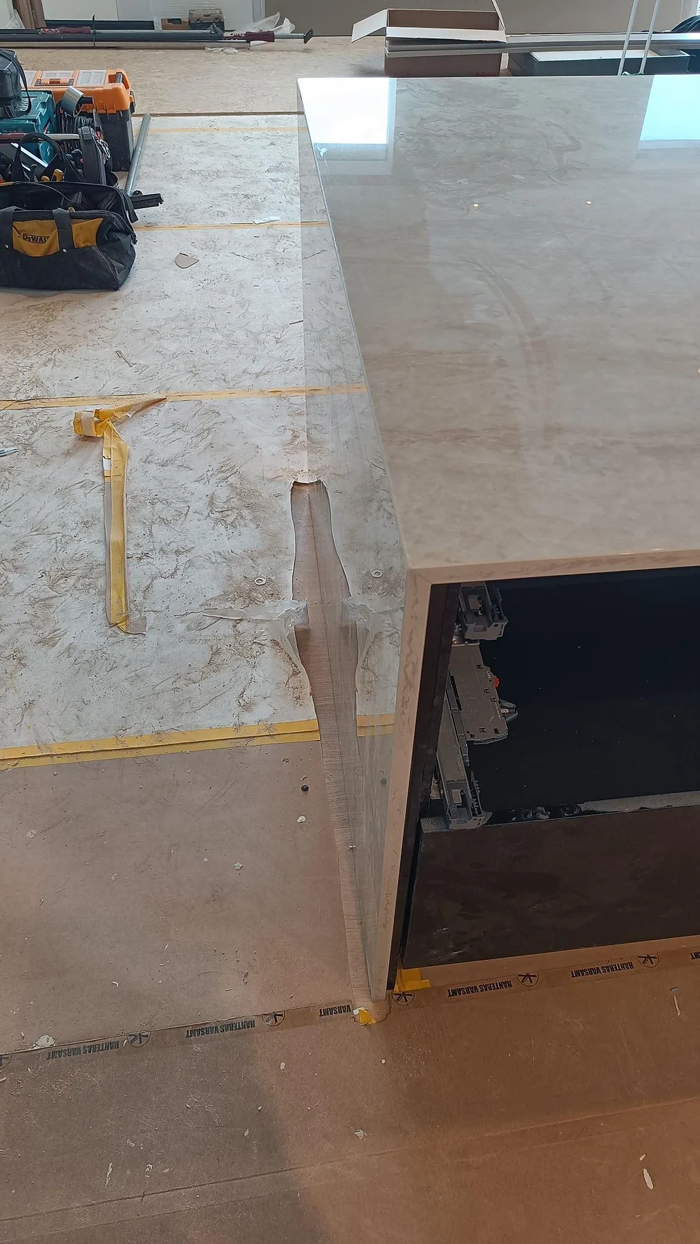 Detalj av köksö i polerad Carrara C marmor med tjock kant och vattenfallsida i Stora Höga.