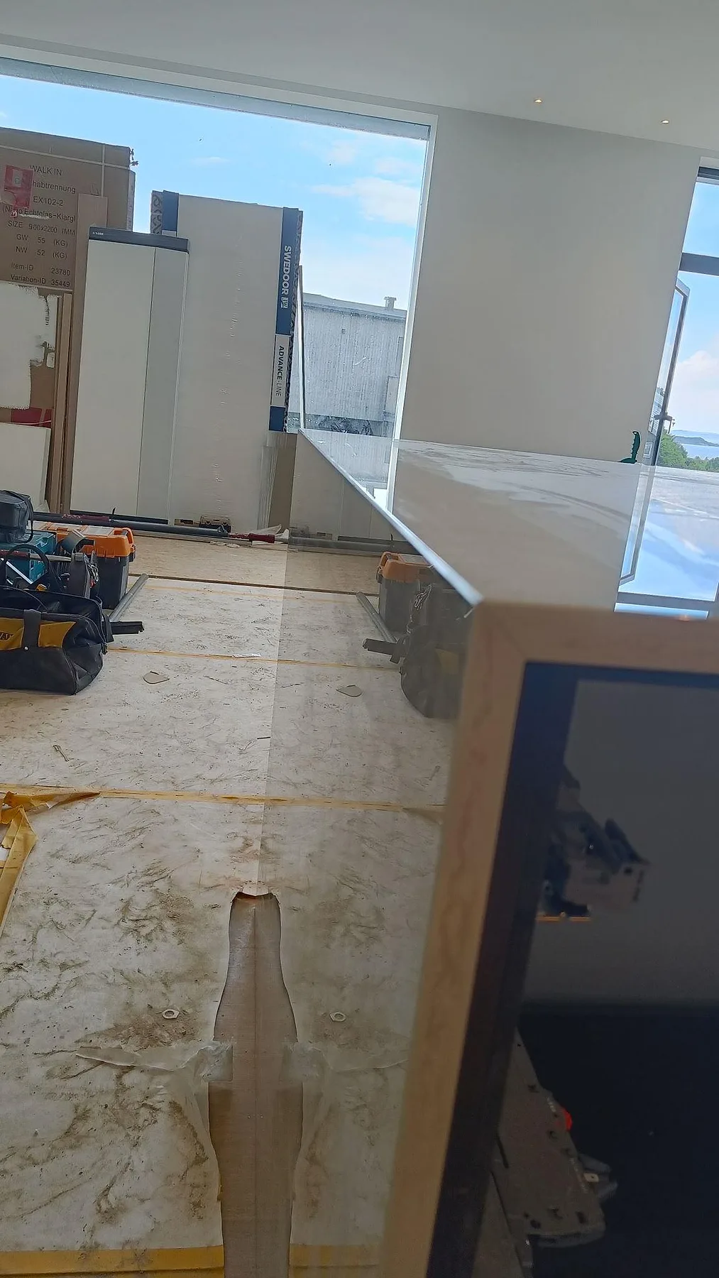 Reflekterande polerad Carrara C marmoryta på köksö med vattenfallsida i ett nybyggt kök i Stora Höga.