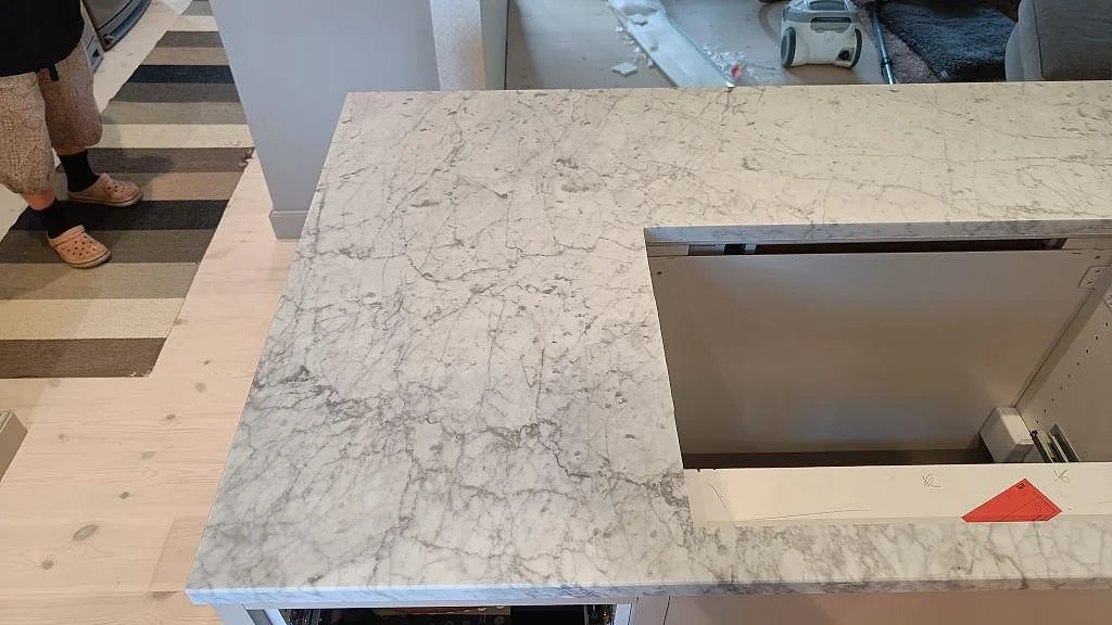 Carrara C marmorbänk i kök med urtag och synlig vit och grå ådring i Vejbystrand.