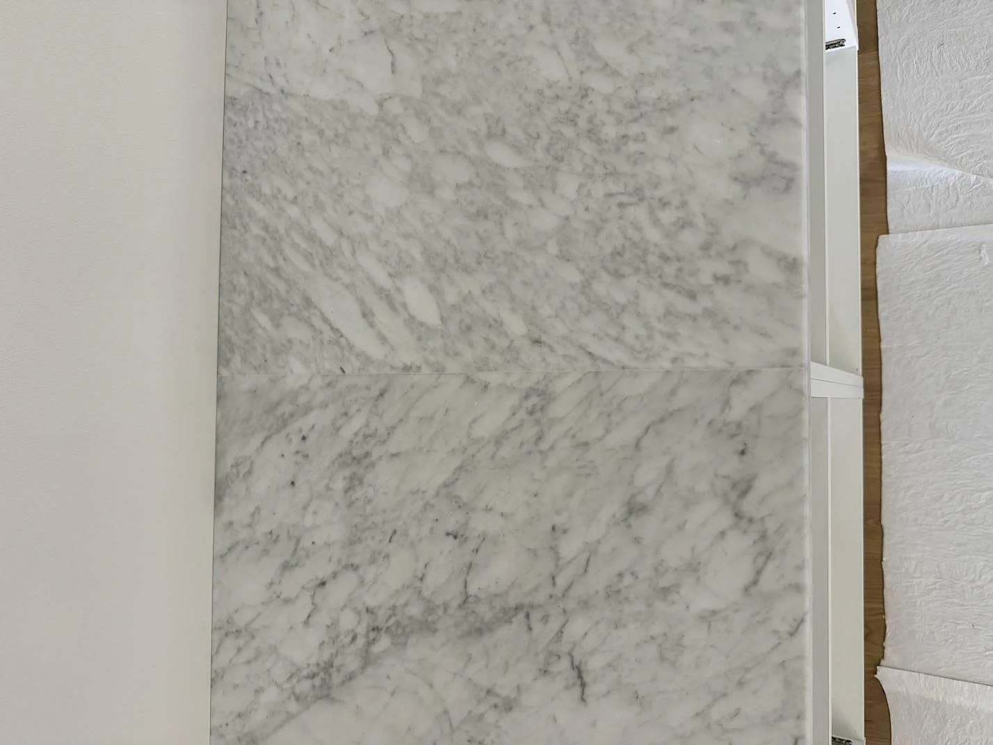 Detaljbild av Carrara C marmor med matt yta och grå ådring på bänkskiva i Klippan.