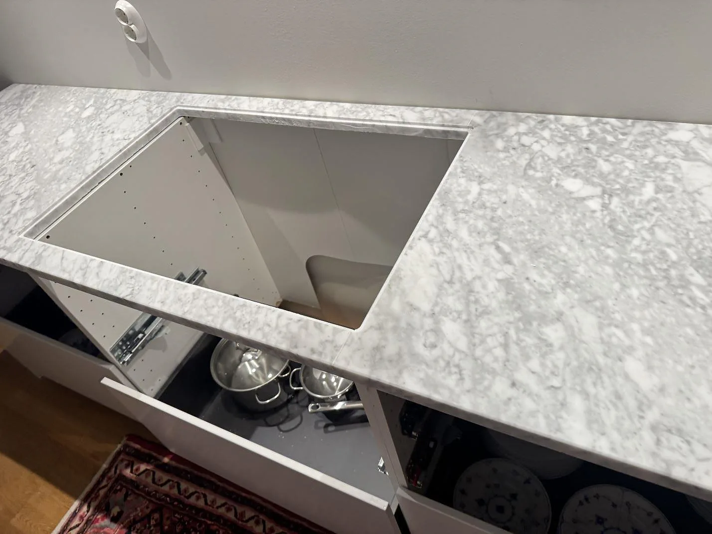 Matt Carrara C marmor med hällöppning och tydlig grå ådring på köksbänken i Stora höga.