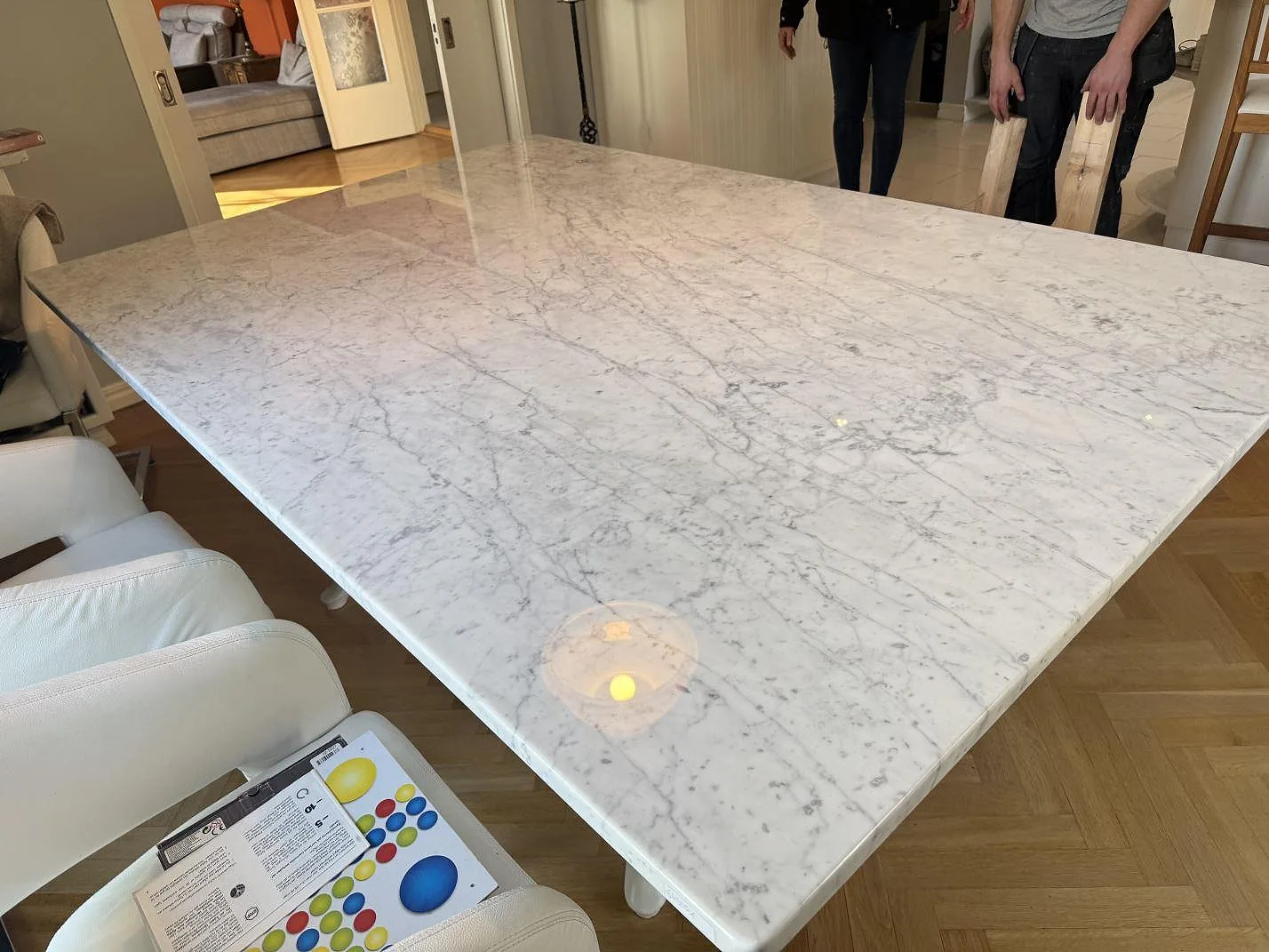 Närbild på polerad Carrara C marmorbordsskiva med levande grå ådring och rundade hörn i Svenshögen.