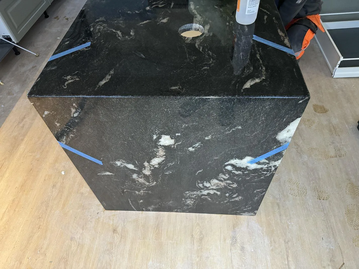 Rak frontvy av köksö i Cosmic Black granit med vattenfallsgavel och polerad yta i Älmhult.