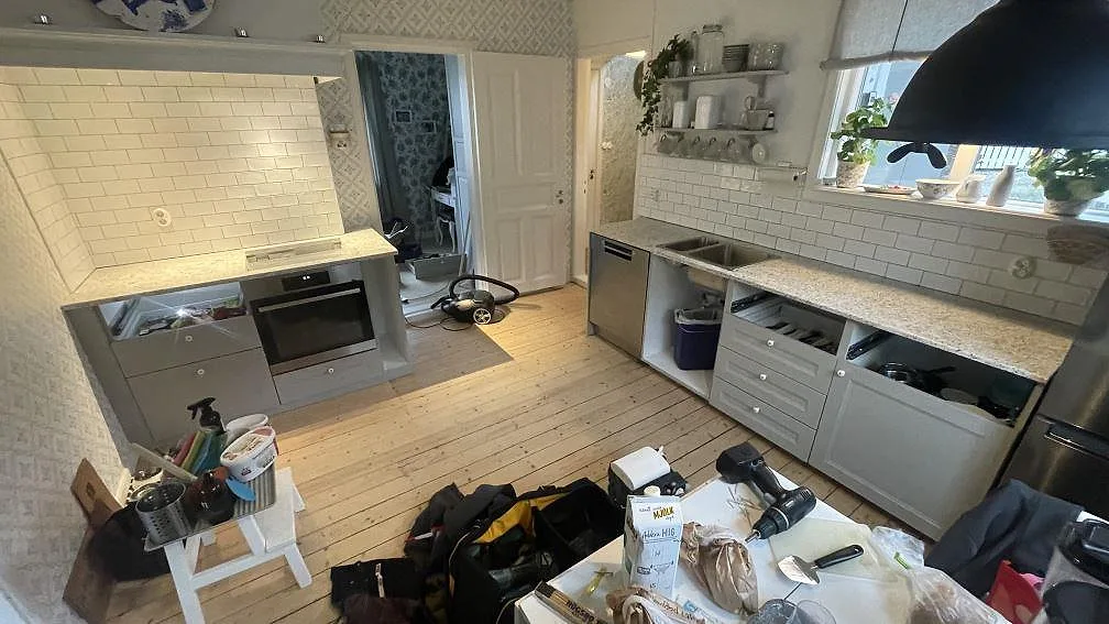 Köksbänkskiva i polerad Cotton White granit i ett kök under montering i Kungshamn.