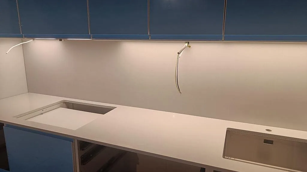 Lång köksbänkskiva i polerad Crystal Diamond komposit med förberett hällurtag och rostfri diskho i Malmö.
