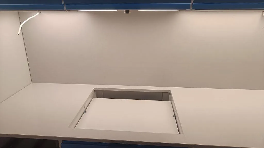 Närbild på hällurtag i köksbänkskiva av polerad Crystal Diamond komposit under montering i Malmö.