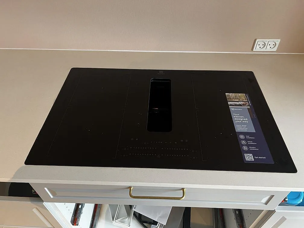 Närbild på svart induktionshäll monterad i matt Dekton Aeris keramik, 20 mm, i köket i Kgs. Lyngby.