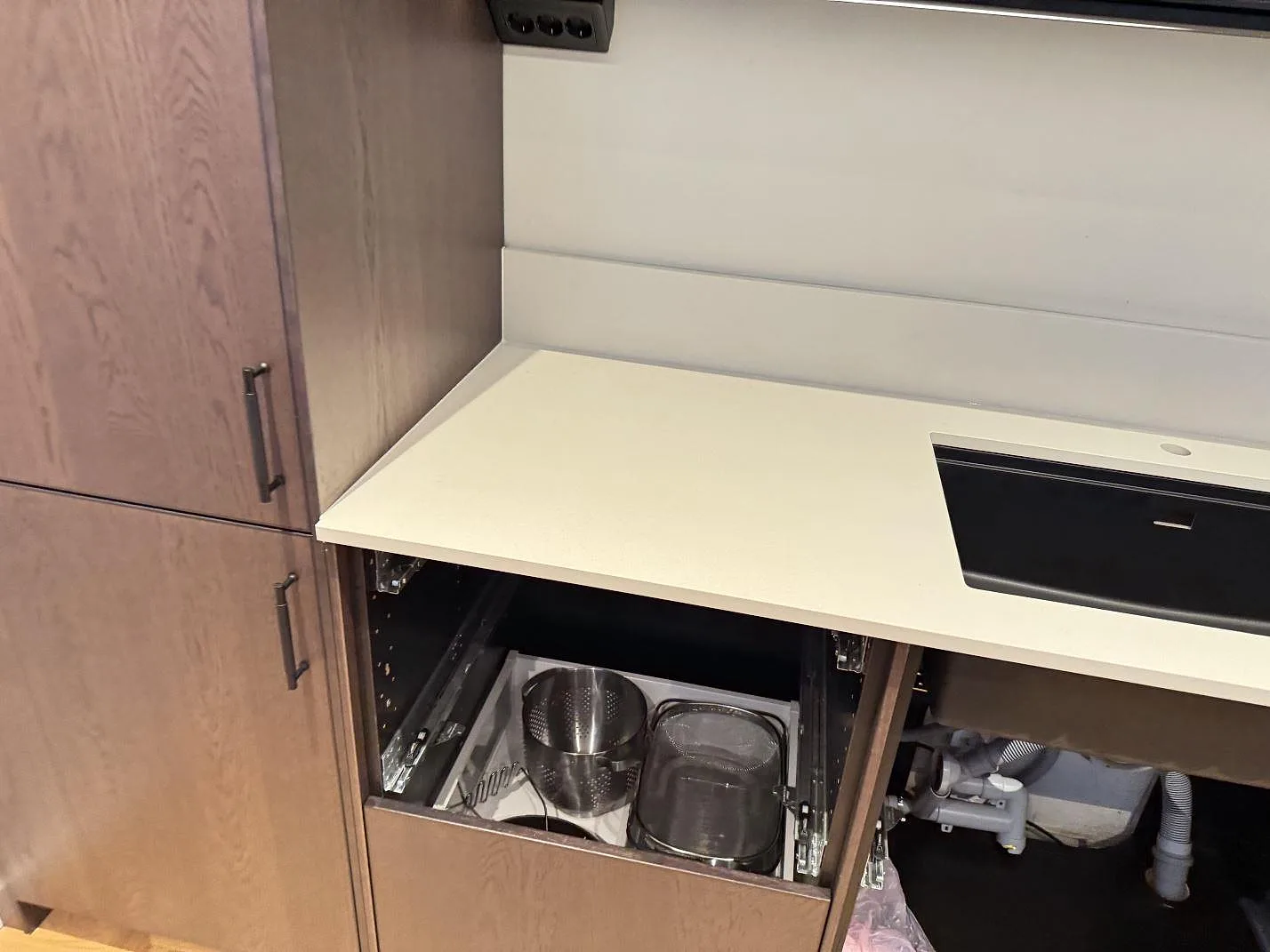 Köksbänkskiva i matt Dekton Aeris med låg stänkkant och diskzon i ett kök i Malmö.