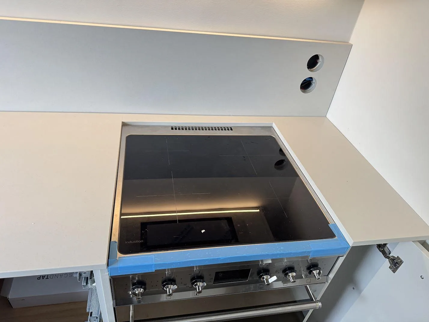Närbild på spiszon mellan ljusa bänkskivor i matt Dekton Aeris keramik med stänkkant i Malmö.