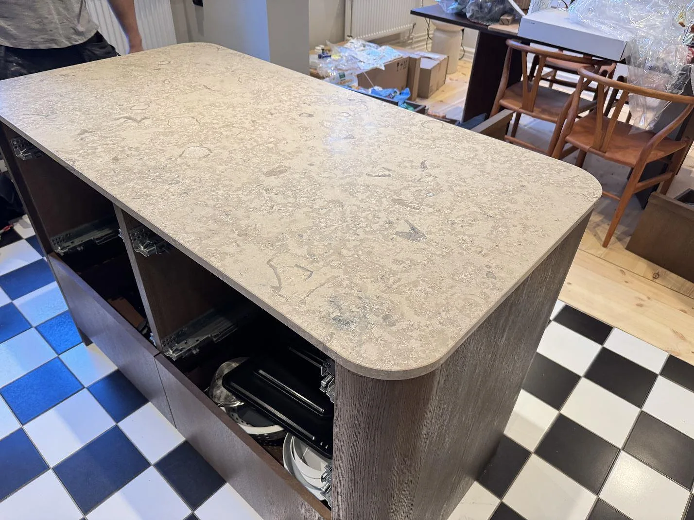 Bänkskiva på köksö i matt Dekton Aeris keramik med ljus mönstrad yta och rundat hörn under montering i Malmö.