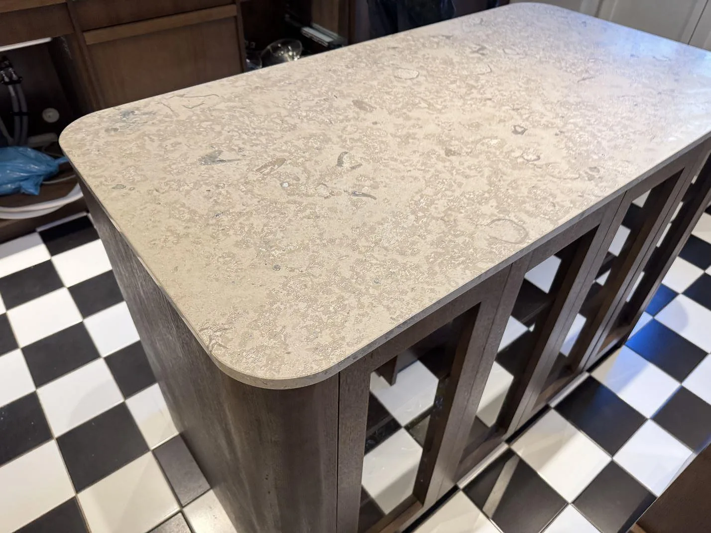 Närbild på köksö med matt Dekton Aeris keramik, rundad kant och tydlig stenmönstring i Malmö.