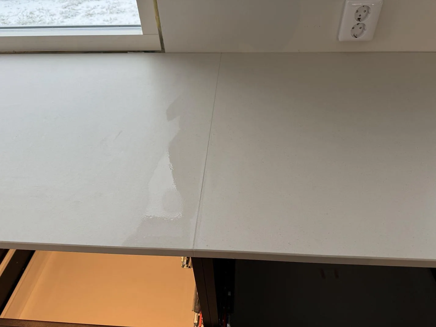 Närbild på skarv och matt yta i Dekton Aeris på köksbänk vid fönster i Mariestad.