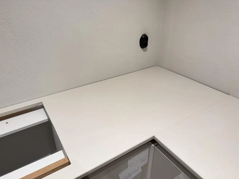 Hörndel av köksbänkskiva i matt Dekton Aeris keramik med rektangulär utskärning i Trelleborg.