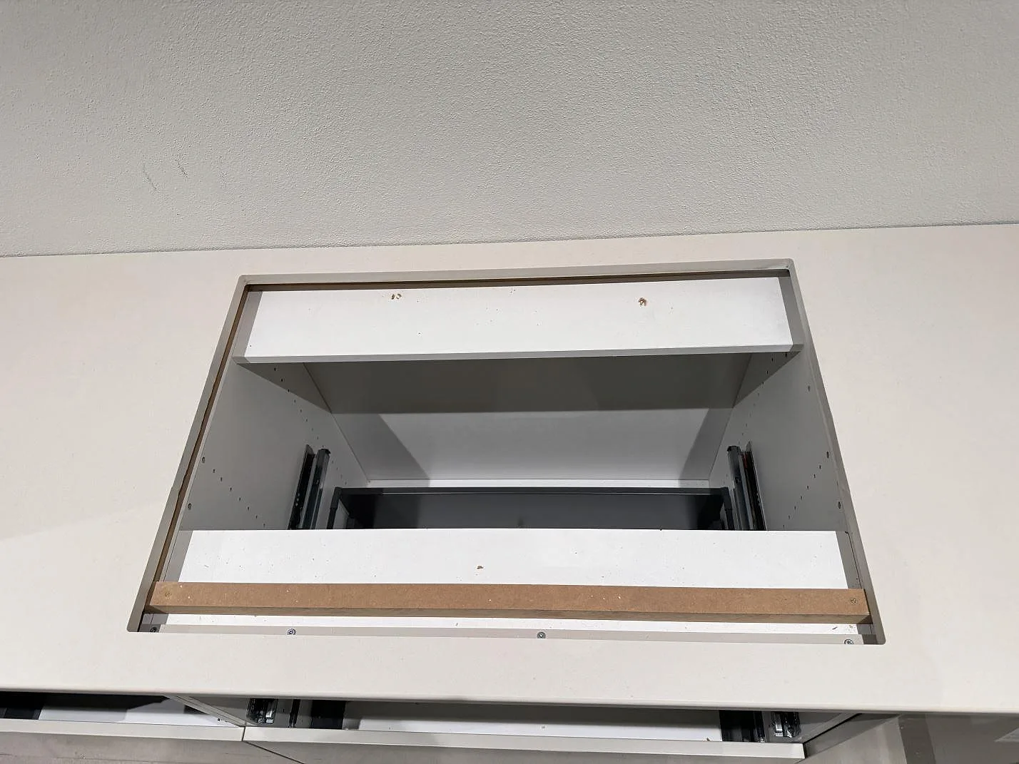 Närbild av utskärning i köksbänkskiva av matt Dekton Aeris keramik på öppna stommar i Trelleborg.