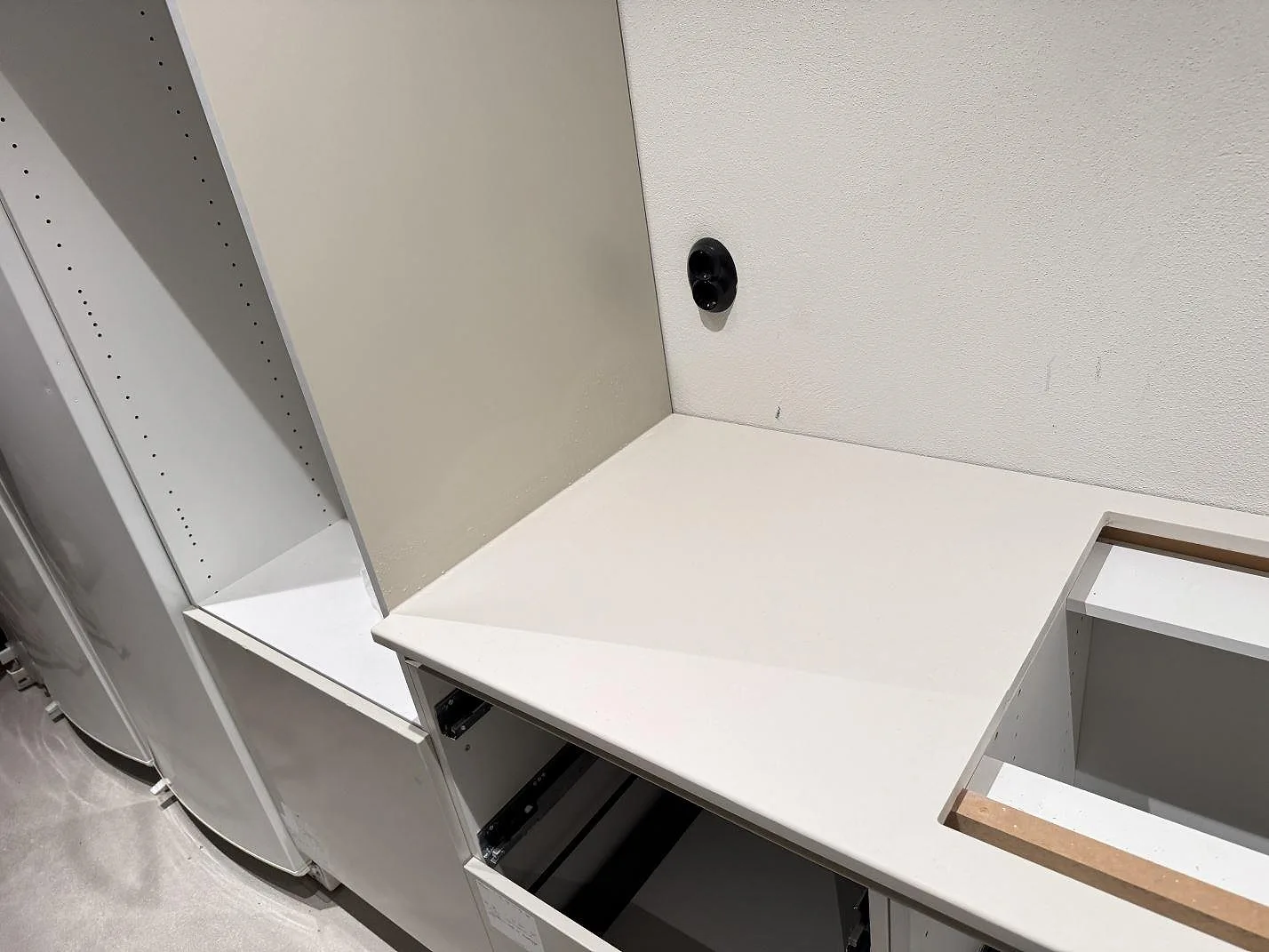 Köksbänkskiva i matt Dekton Aeris keramik vid högskåp och utskärning under montering i Trelleborg.