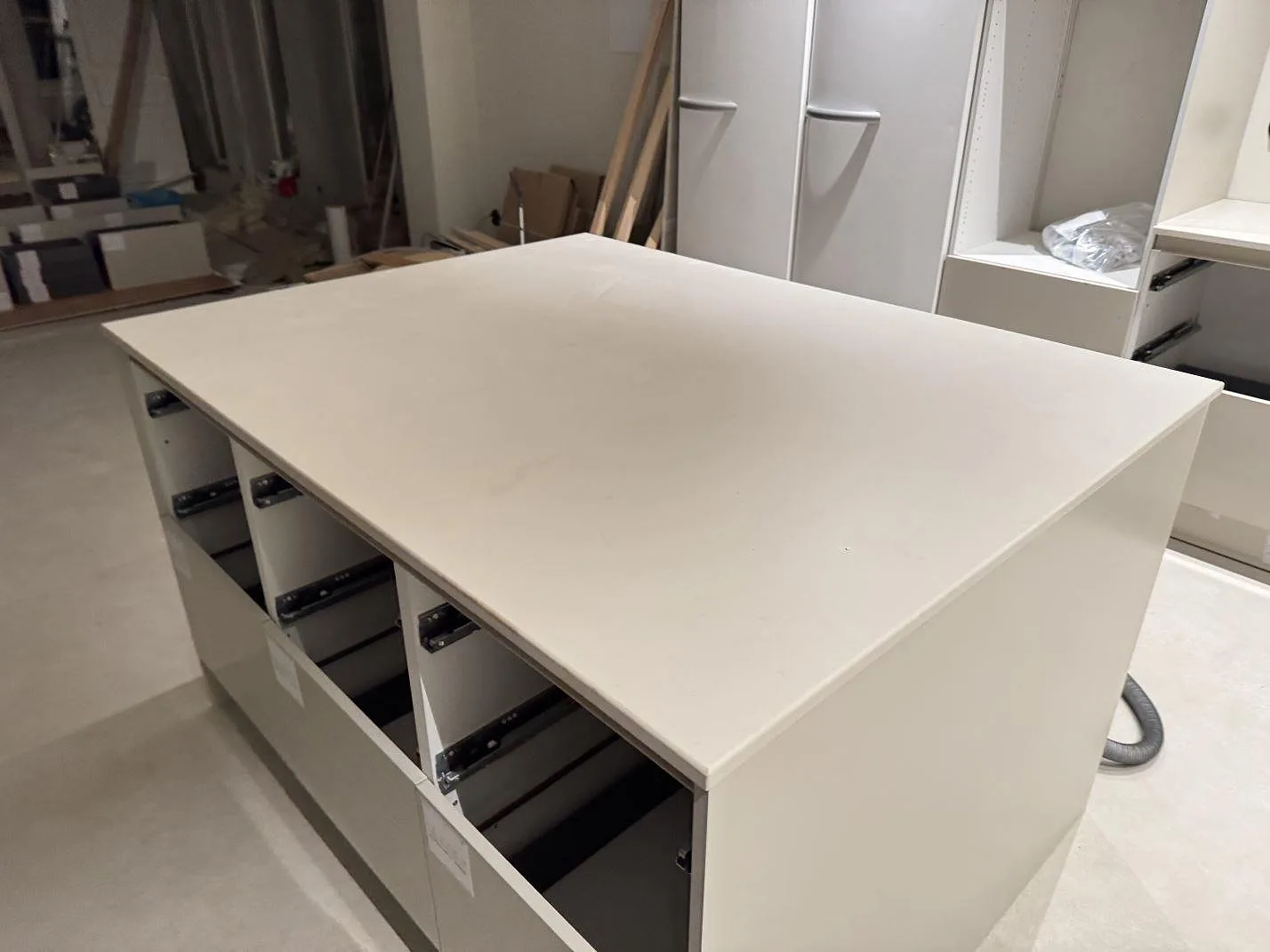 Köksö med ljus Dekton Aeris bänkskiva i matt keramik, fotograferad under montering i Trelleborg.