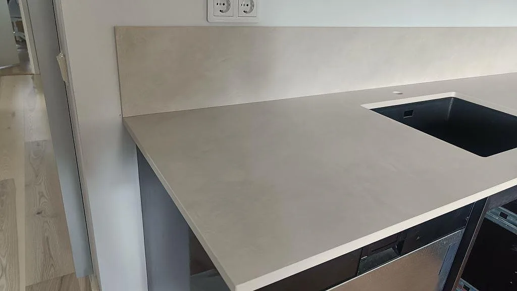 Närbild på matt Dekton Albarium köksbänkskiva med svart underlimmad diskho och stänkskydd i samma keramik i Bunkeflostrand.