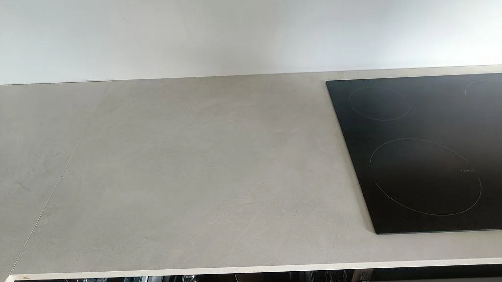 Matt Dekton Albarium bänkskiva med svart induktionshäll monterad intill väggen i ett kök i Bunkeflostrand.