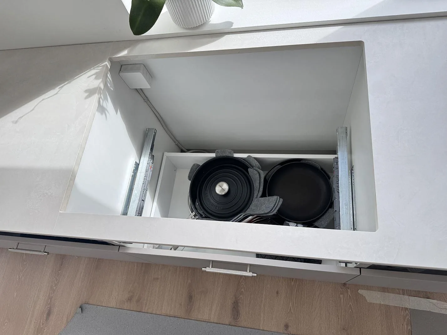 Topbild på diskhoöppning och ljus matt Dekton Albarium köksbänkskiva med synlig stenyta i Hørsholm.