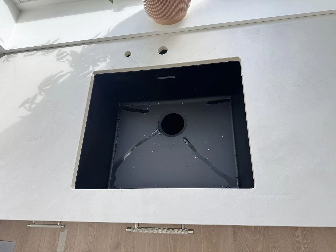Närbild på svart diskho i köksbänkskiva av matt Dekton Albarium, 20 mm keramik, i Hørsholm.
