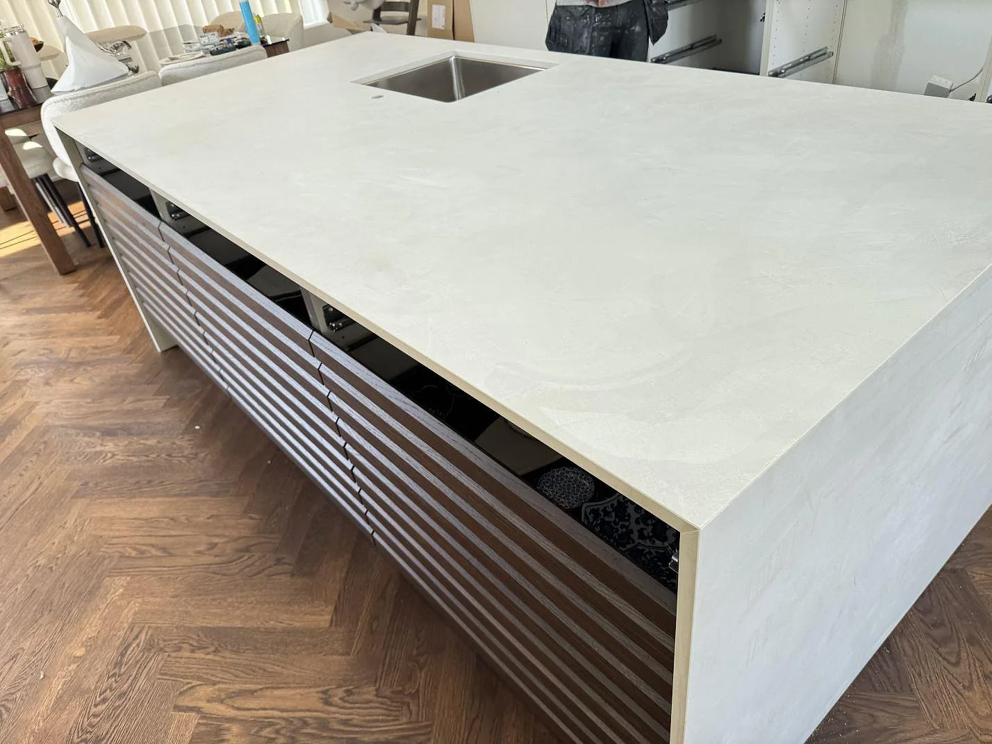 Köksö och bänkskiva i matt Dekton Albarium, keramik, med rektangulär diskhoöppning och ljus gerad gavel i Ringsted.
