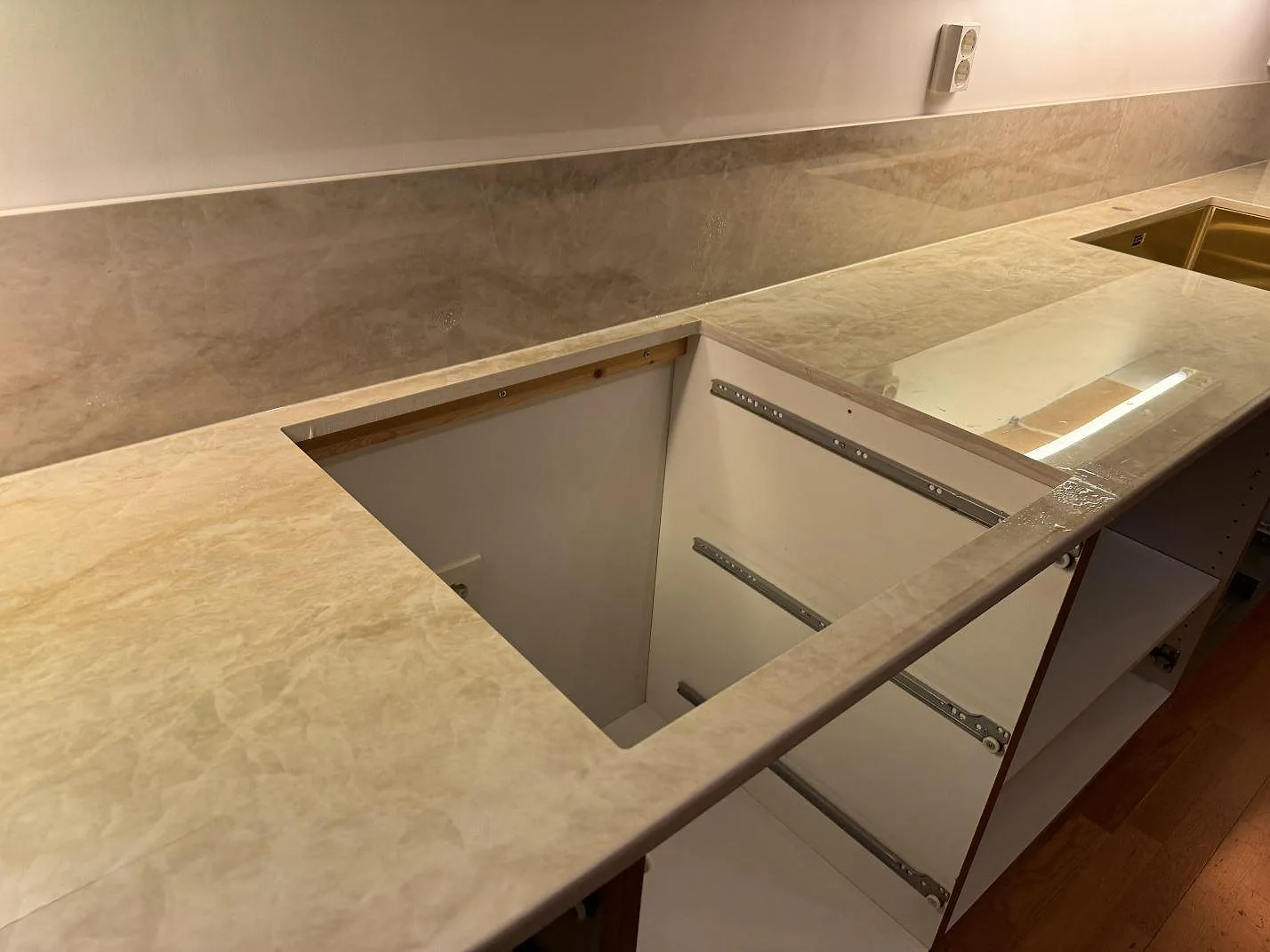 Polerad Dekton Arga som köksbänkskiva med 12 mm stänkskydd, hälluttag och underlimmad diskho i Ängelholm.
