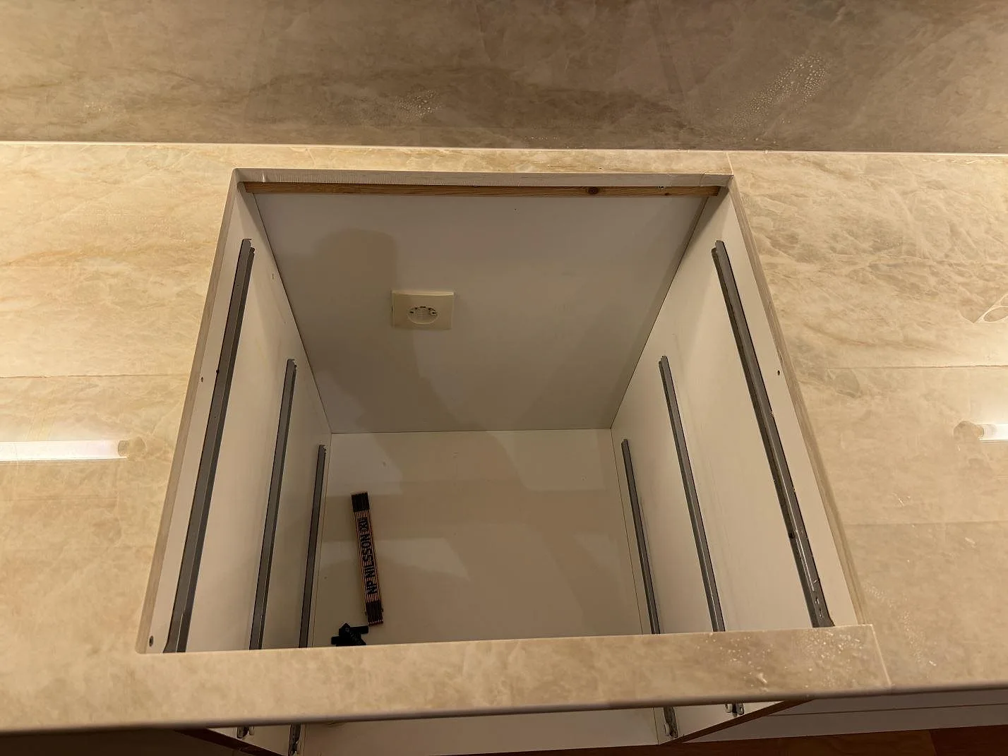 Hälluttag i polerad Dekton Arga med matchande stänkskydd och ljus marmorering i kök i Ängelholm.