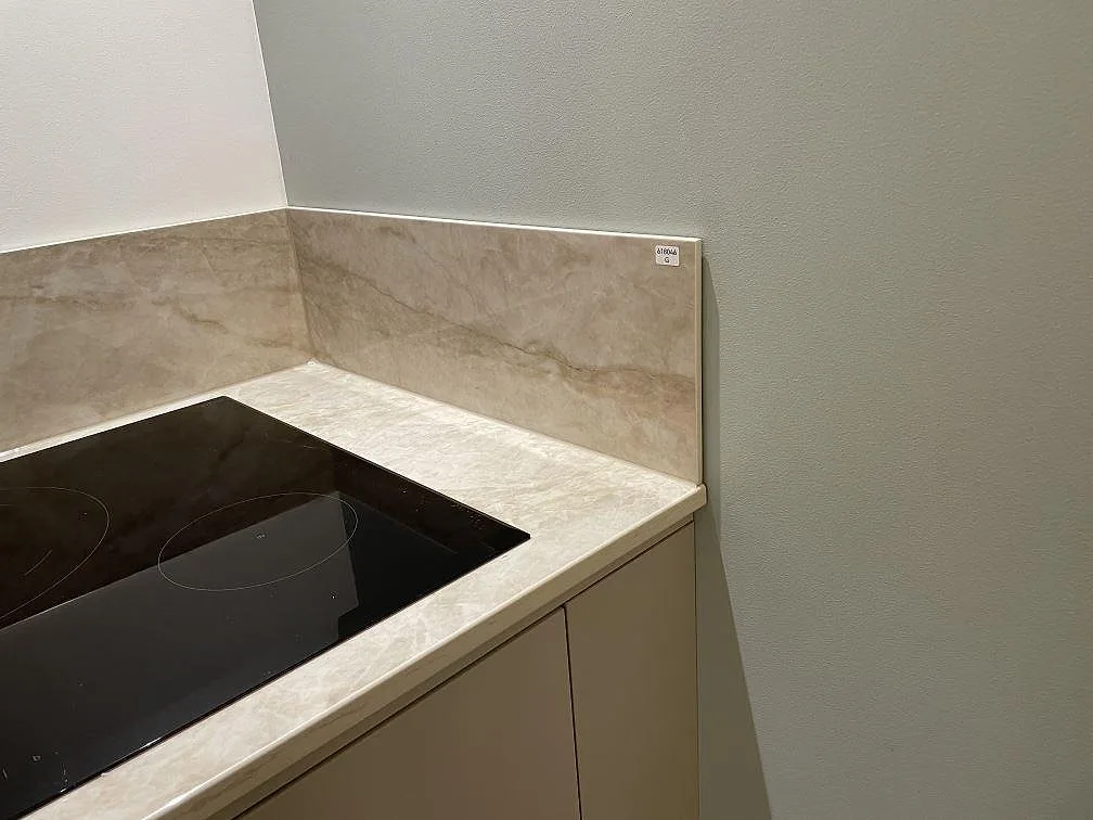 Hörn vid häll med bänkskiva och stänkskydd i polerad Dekton Arga, monterat i Billdal.