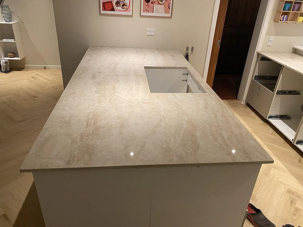 Köksbänkskiva i polerad Dekton Arga, keramisk sten, med bred bänkyta och rektangulärt urtag i ett kök i Egå.