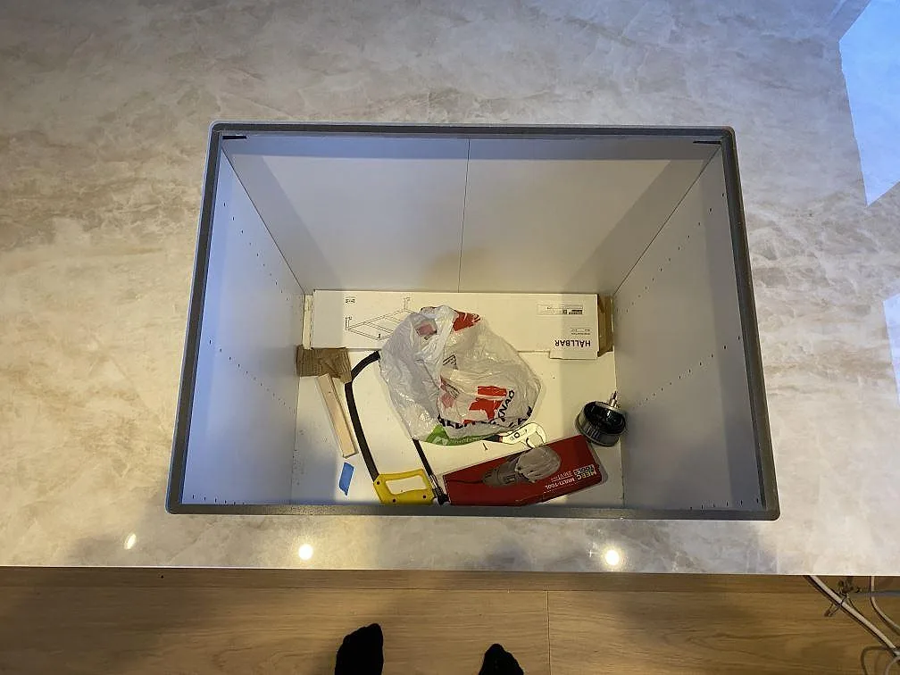 Ovanifrån på köksö i polerad Dekton Arga med rektangulär öppning och blank beigegrå ådring i Färlöv.