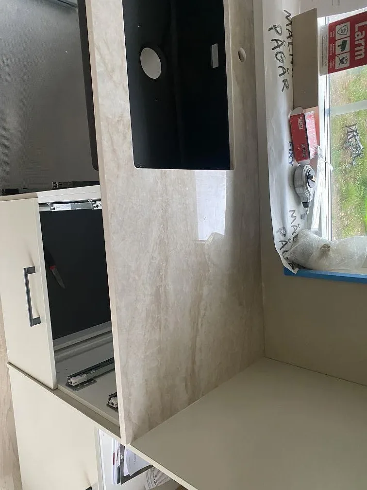 Köksbänkskiva i Dekton Arga med underlimmad svart diskho och polerad yta i ett kök i Fjärås.