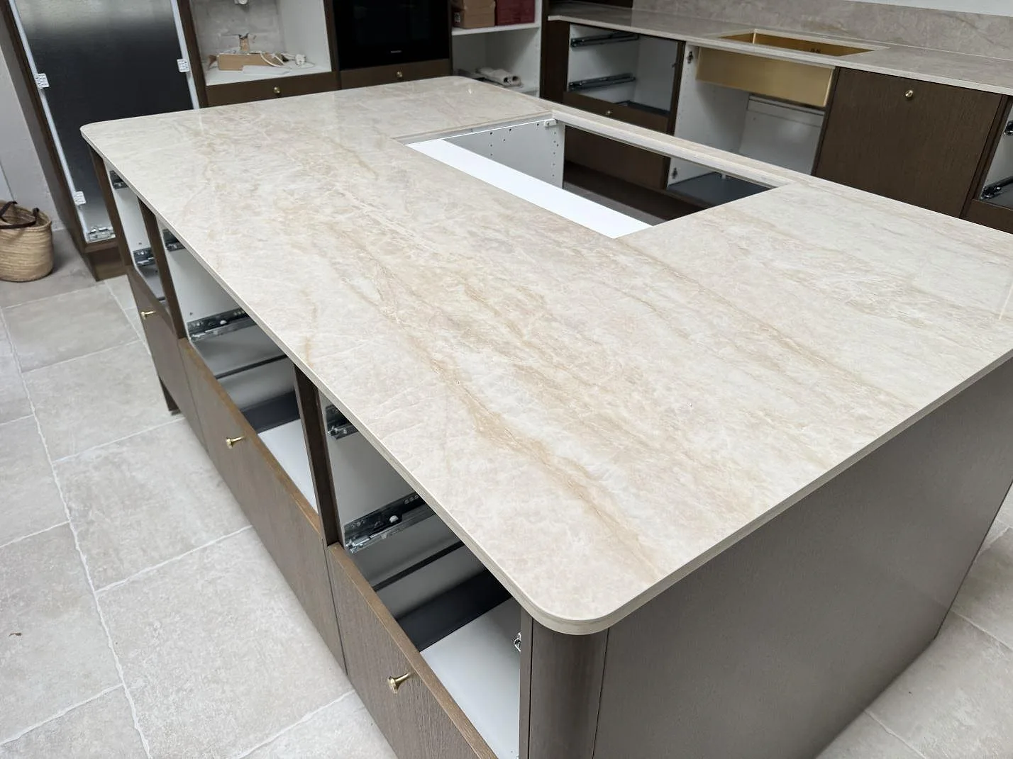 Köksbänkskiva i polerad Dekton Arga keramik med köksö, hälluttag och matchande stänkskydd i ett kök i Fredensborg.