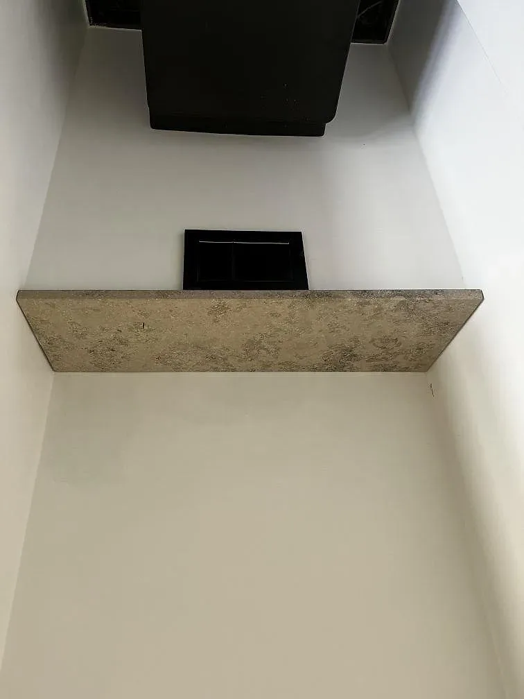Köksrum i Dekton Arga med bänkskiva längs fönsterväggen och en köksö, fotograferat under monteringen i Frederiksberg.