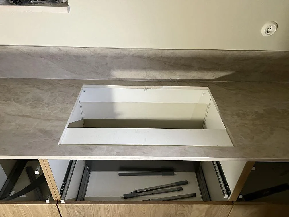 Dekton Arga köksbänkskiva med diskhoöppning och polerat 8 mm stänkskydd under montering i Gemla.