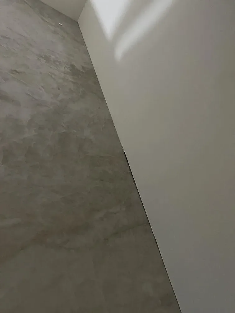 Närbild på polerad Dekton Arga och matchande stänkskydd vid vägg under köksmontering i Gemla.